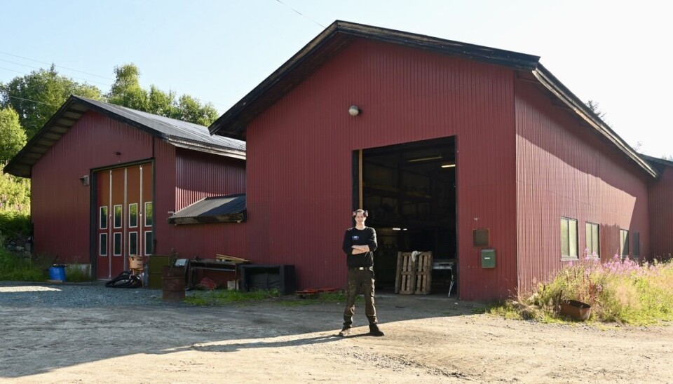 Verkstadhallen tilhøyrer foreldra, og Oskar får disponere den til verksemda si. Han betalar straumen, og får leigeinntekter ved å leige ut delen til venstre.