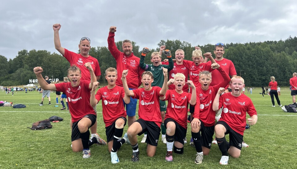 Åmdal/Tokke: Johannes Haugholmen (fremst f.v.), Mikkel Staland, Sondre Solli, Elias Sordal Heggard, Torjus Teigen og Talluf Teigen, Anders Heggard (bak f.v.), Bård Teigen, Johannes Utistog, Amund Dahle, Theo Beisland Sandok og Tor Olav Solli feirar etter sigaren.