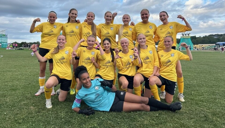 Treungen-jentene imponerer i Norway Cup. Bak f.v. Antonia Rakowska, Annlaug Berit Haugsrud, Mathea Holskar, Tilje Trontveit Vik, Lilja Sanden, Gunnhild Tveit, Tone Haugsjå, Framme f.v. Vilde Evja, Eva Madelen Aarak-Saga, Amira M.Kaskous, Amalie Rekvik, Linnea Sanden, Mona Tveit og fremst keeper Isabel Isosa Nesblom