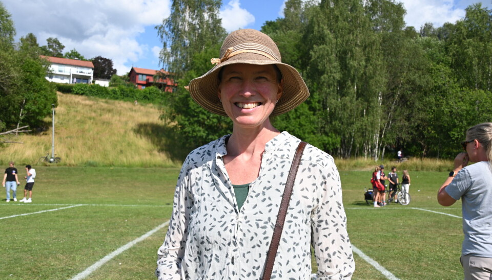 Rønnaug Flatin seier det er koseleg å heie saman med dei over 20 andre foreldra som har kome.