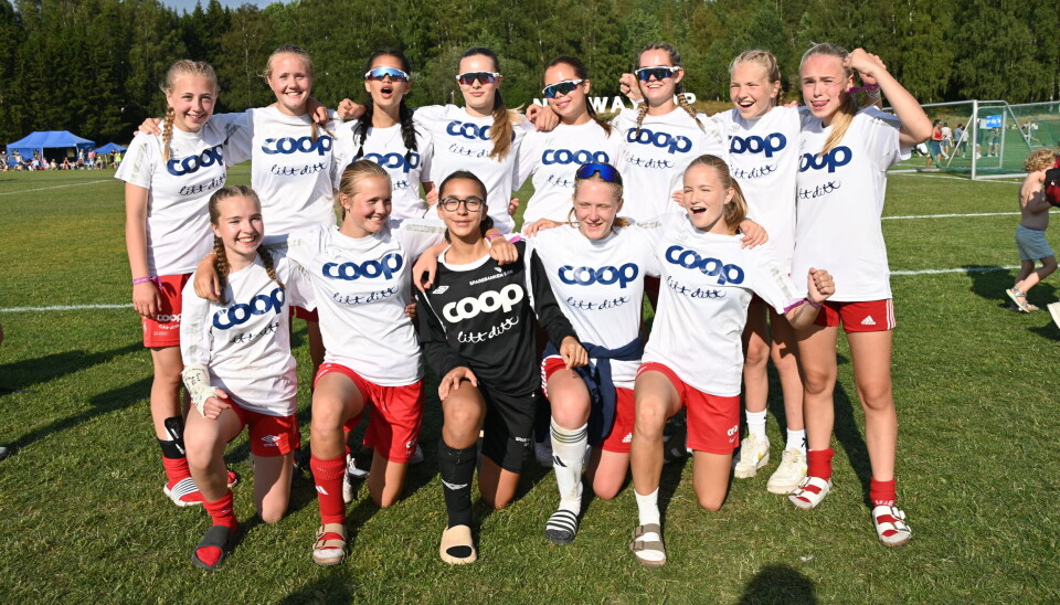 Åse Aarbakk (bak f.v.), Maria Metveit Haugo, Samantha Enslia Lunde, Wilma Saxhaug, Andrea Barren Halvorsen, Thea Straand, Elise Draugedal Birkeland, Luzzy-Sofie Lundevall Hauge, Liv Heddejord (framme, f.v.), Linea Metveit Haugo, Kalina Miteva, Hilde Spikkeland Holm og Marie Drugedal Birkeland. Ikkje med på bildet: Indine Hansen, Hannah Sofie Hendriks Flatin, Mari Heddejord, og Vilde Grestad kosar seg på Norway cup.