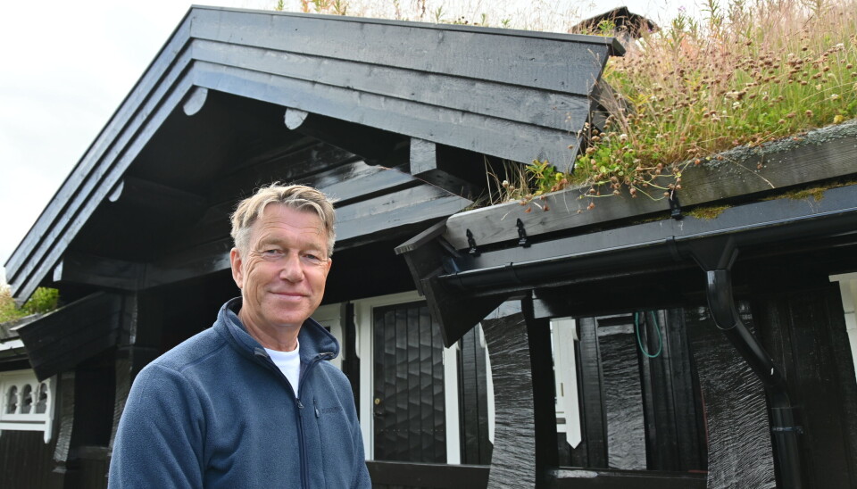 På hytta på Kyrkjebygdheia i Nissedal har olje- og energiminister Terje Aasland lada batteria.