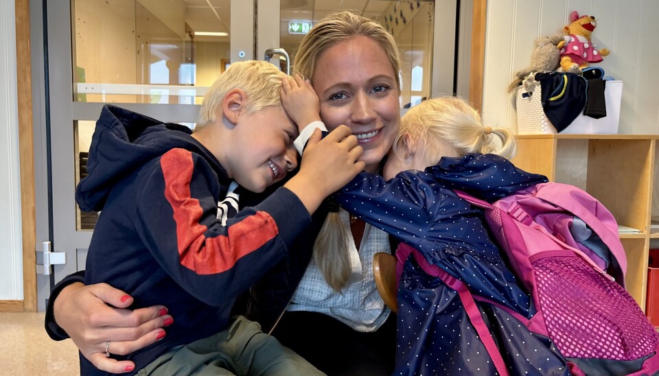 Torjus og Hedda blir henta av mamma Siri Dubrefjord Moen i Tussejuv barnehage i Seljord.