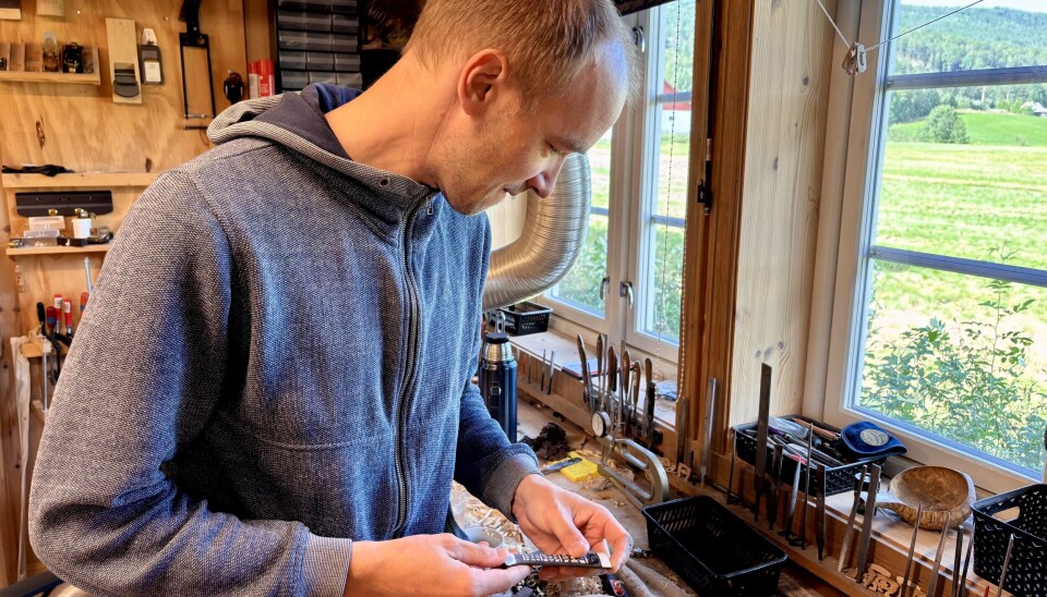 Ottar frå Arabygdi har feleverkstad i Bø.