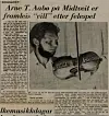Avisoppslag med bilete av ein mann som spelar fiolin.