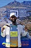 Løpar med medalje framfor Cape Town Marathon-bakgrunn.