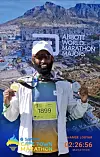 Løpar med medalje framfor Cape Town Marathon-bakgrunn.
