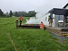 Brannmannskap ved røykutvikling på eit byggjeområde.