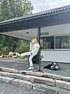 Ei person spelar gitar ved ein kiosk utandørs.