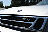 Nærbilete av framgrillen på ein kvit Saab med «turbo»-merke.