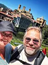 To turistar tek selfie med borg og hus i bakgrunnen.