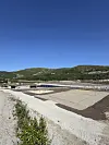 Nytt uteområde med sand og leikeapparat ved fjorden.