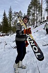 Kvinne held Rossignol-ski i snøen ved ein skogsløype.