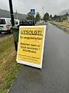 Skilt med teksten «UTSOLGT! for dagsbillettar» står ved ein vegkant.