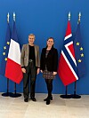To kvinner står framfor franske og britiske flagg.