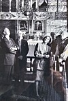 Gruppe menneske ser på religiøs kunst i eit rikt dekorert historisk interiør.