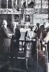 Gruppe menneske ser på religiøs kunst i eit rikt dekorert historisk interiør.