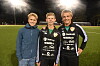 Tre personar poserer på ei opplyst fotballbane, to i svarte Stabæk-drakter.