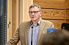 Ordførar Jon Rikard Kleven står ved ein mikrofon i eit møterom.