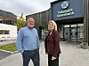 Ein mann og ei kvinne står framfor inngangen til Telemark Sparebank.