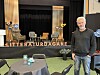 Mann står framfor ein scene med teksten «LITTERATURDAGANE».