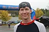 Mann med bakvend caps står framfor målområdet til Hell Ultraløp.